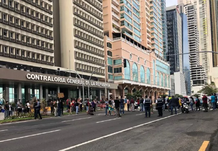 Ayer, las protestas se trasladaron a la Contraloría, en Ave. Balboa. Foto de internet