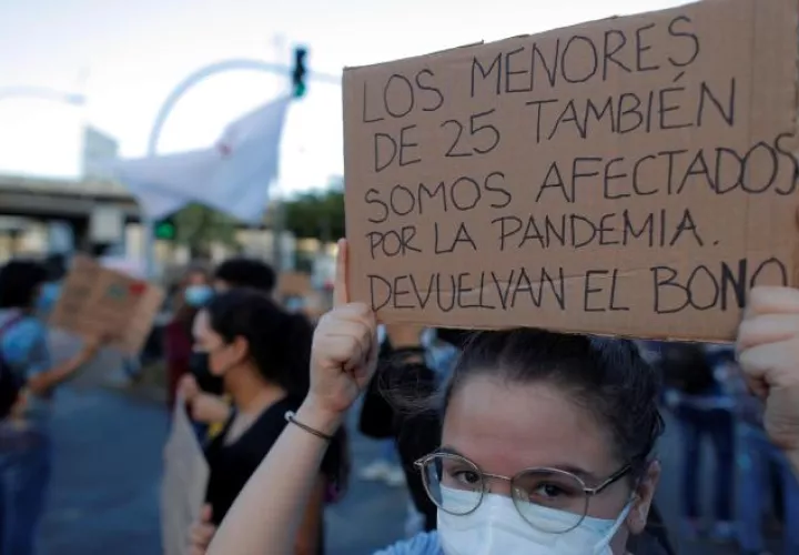 El vale es de $100 mensuales y solo cubre alimentación y medicamentos. Con el decreto, se permitiría utilizarlo para pagar metro y metrobús. Foto de EFE