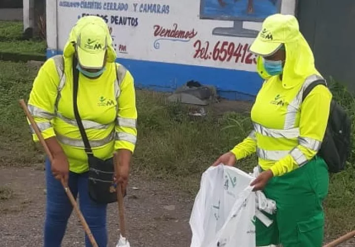 Colaboradores exigen aumento salarial.