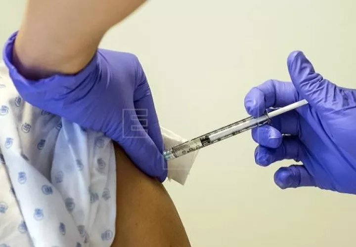 La vacuna ayudará a controlar la crisis sanitaria.