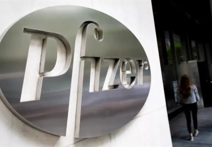Pfizer pronosticó distribuir 100 millones de su vacuna contra la covid-19,  pero ahora solo se compromete a producir 50 millones antes de que acabe el año.