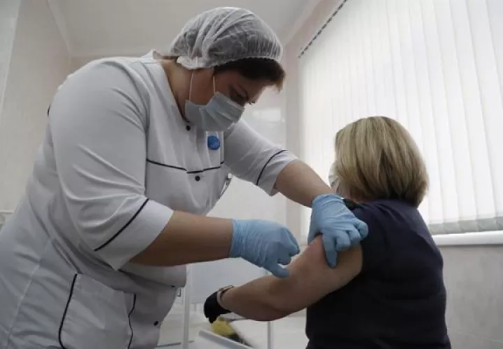 La vacunación, de carácter voluntario, se efectúa mediante cita previa. EFE