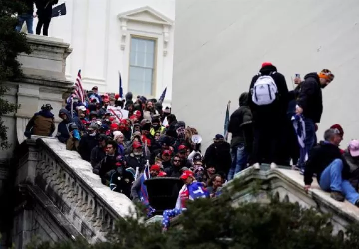 Seguidores del presidente de Estados Unidos, Donald Trump, irrumpieron en el Capitolio. EFE