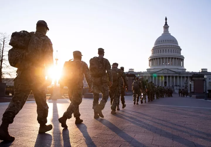 Miembros de la Guardia Nacional de Estados Unidos custodian los terrenos del Capitolio. Foto: EFE