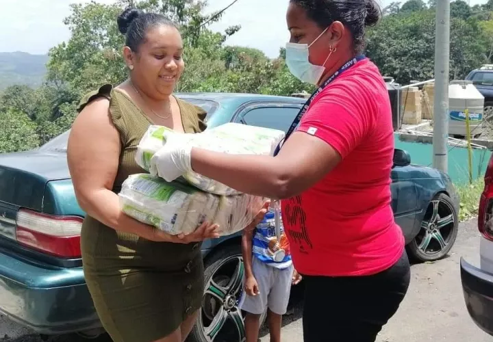 Los residentes de las costas piden aumentar los productos en las bolsas de víveres. Foto: Diómedes Sánchez S. 
