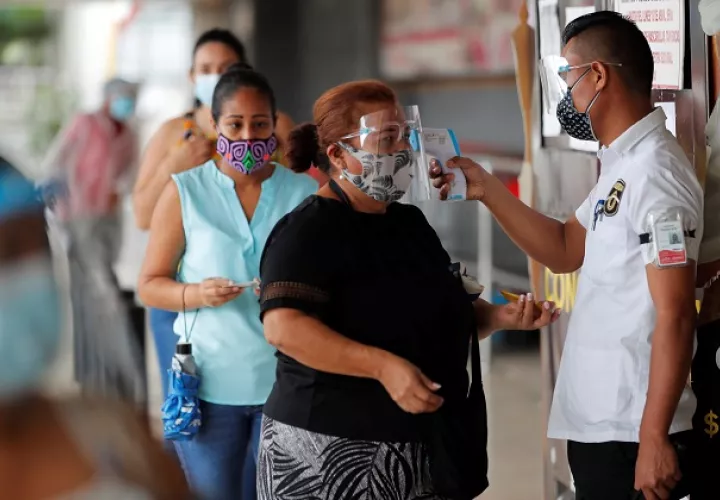 Desde este lunes y hasta el 14 de enero se aplica la movilidad por género y último número de la cédula en las provincias de Panamá y Panamá Oeste. Foto: EFE