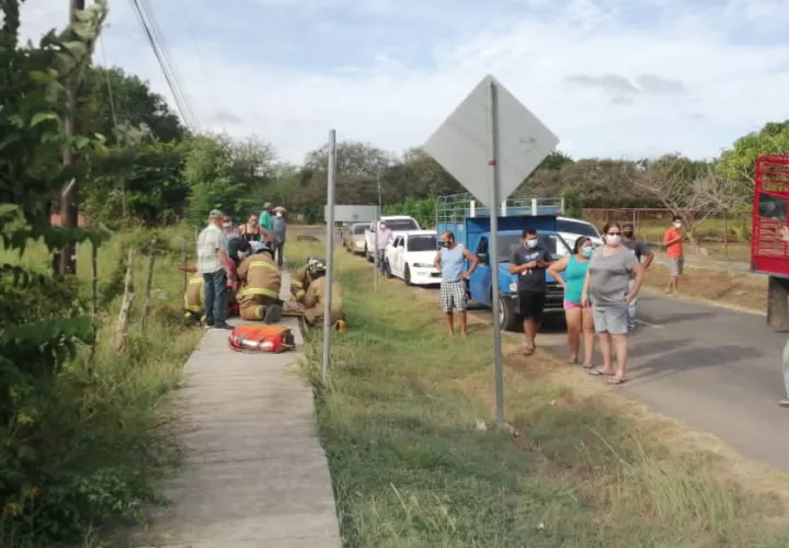 Bomberos y paramédicos del 911 brindaron los primeros auxilios. Foto:Thays Domínguez