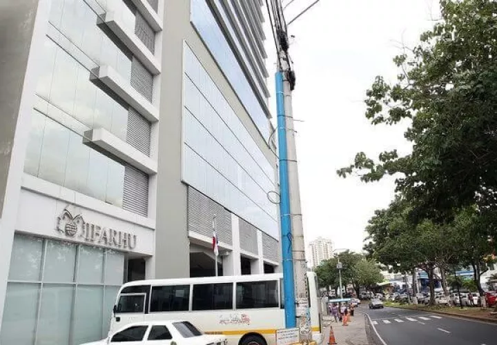 Los estudiantes de primaria, media y pre media deben contar con un promedio igual o mayor a 4.5; una foto tamaño carné, copia de la cédula juvenil por ambos lados.