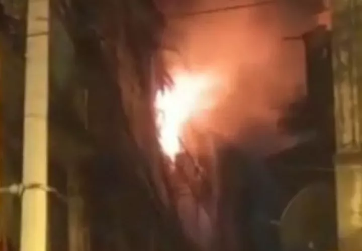 Los bomberos procedieron a sofocar el siniestro. Foto: Diómedes Sánchez S. 