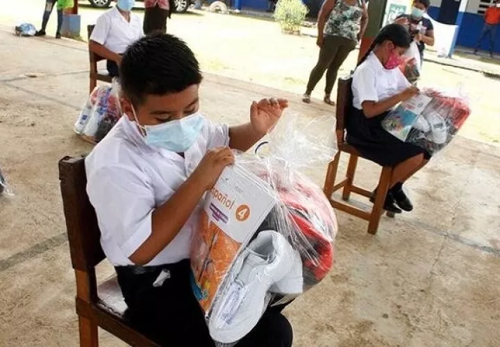 "No se debe dar clases ni de manera semi presencial, ni presencial, porque la comunidad educativa no está de acuerdo en acudir a las escuelas para que se registren más contagios por la enfermedad", dijo el dirigente magisterial Montero.