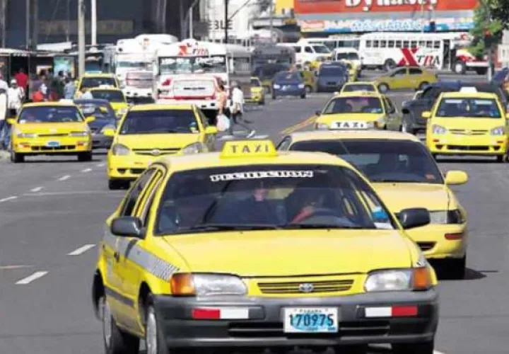 Los dirigentes del transporte selectivo, ha solicitado ante la ATTT mantener vigente el plan de salida de pares y nones para taxis.