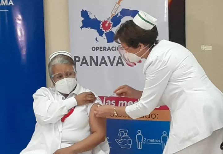 La enfermera Violeta Gaona de Cocherán fue la primera persona vacunada contra la covid-19 en Panamá. Foto: Víctor Arosemena
