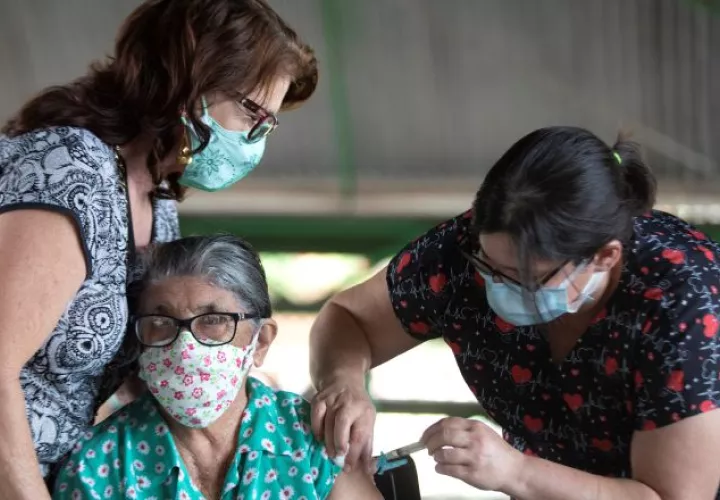 La Secretaría de Salud de Brasilia inició otra etapa de vacunación contra el covid-19, exclusiva para personas de 80 años o más.  Foto de EFE