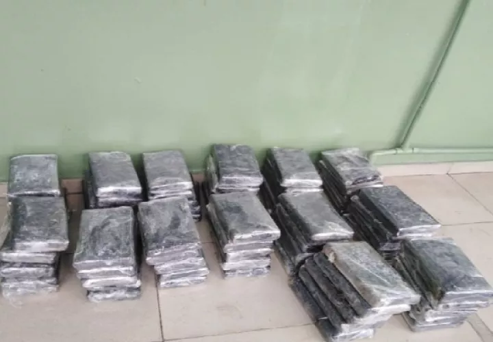 La droga, que fue ubicada en un doble fondo del maletero de la camioneta, estaba forrada con cinta adhesiva de color negro y transparente.