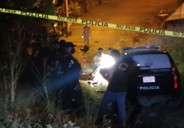 Pasadas las 11 de la noche se llevó a cabo el levantamiento del cuerpo con el fin de identificarlo y determinar las causas de la muerte.