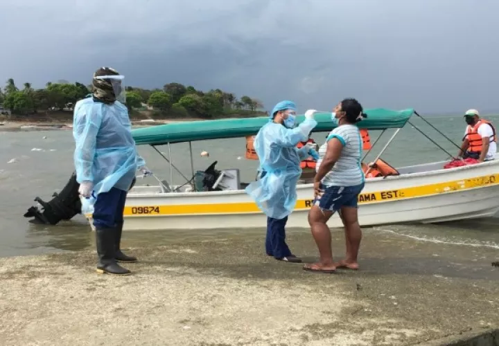 El Equipo Unificado de Trazabilidad realizó una jornada masiva de hisopados en la Isla de Chepillo, logrando con éxito el muestreo de 262 pruebas de hisopados con el fin de brindar diagnóstico temprano y tratamiento oportuno de los casos detectados.
