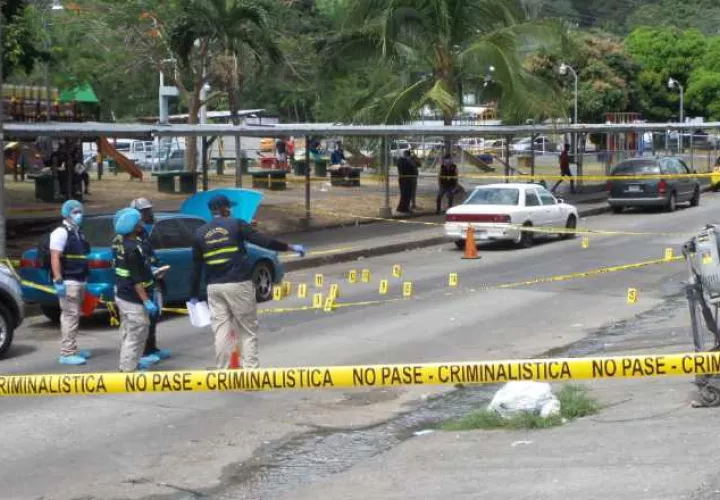 Vistas del área del asesinato registrado este jueves en El Chorrillo. Foto de Landro Ortiz
