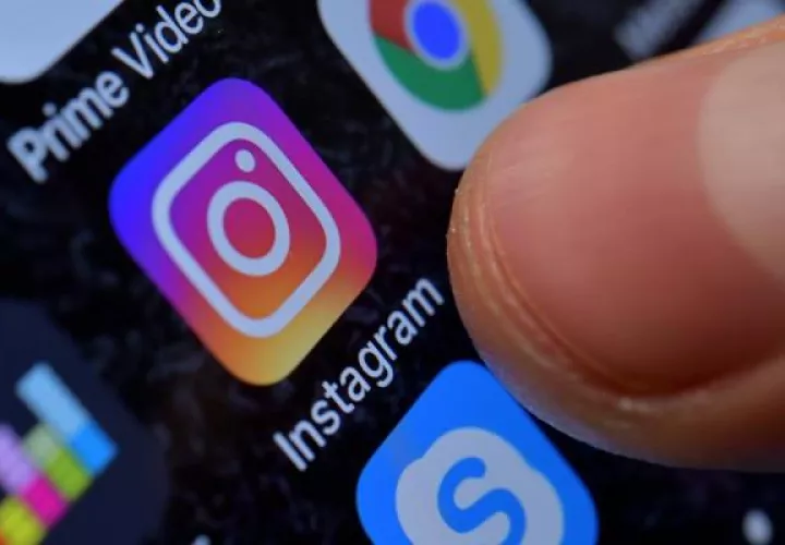 Fotografía detalle que muestra la aplicación de Instagram en un iPhone.