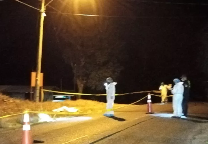 Personal del Ministerio Público revisarán las cámaras de video vigilancia de un local próximo a la escena del hecho para determinar lo que ocurrió.