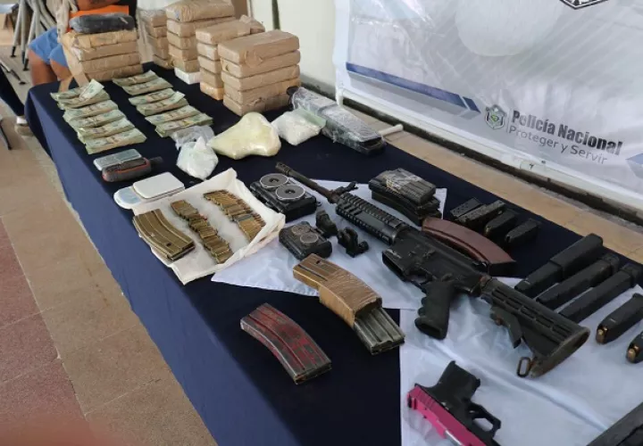 Armas y droga encontraron en las casas que fueron allanadas en Boca la Caja.