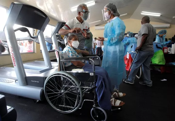  Una mujer espera una dosis de la vacuna de Pfizer contra la covid-19 en el distrito de San Miguelito, el viernes 26 de febrero.  Foto: EFE