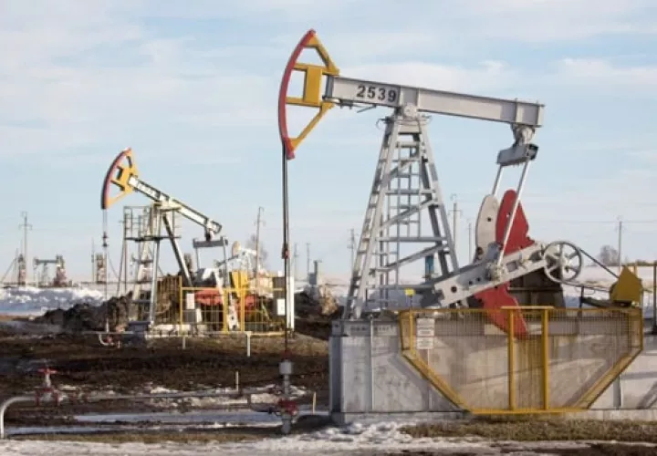 Los contratos de gasolina con vencimiento en marzo subieron. EFE