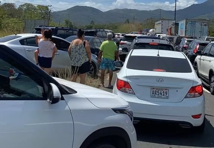 La movilización masiva hacia las diferentes provincias generó un colapso en el cerco sanitario ubicado en el área de El Lago, en Capira.  Foto:Cortesía