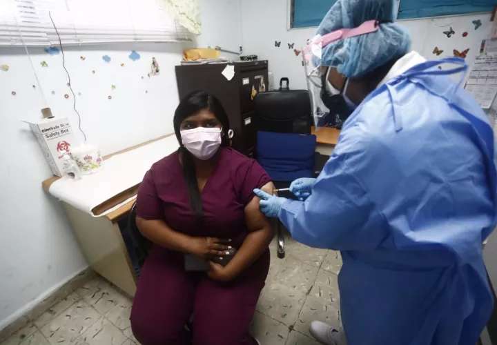 Es importante resaltar que esta regional de Salud, ha priorizado esta primera fase en vacunar a los profesionales de la salud que diariamente brindan la atención a pacientes sospechosos de covid-19.
