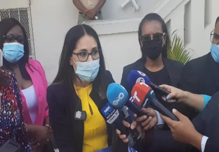 Rodríguez acompañada de un grupo de diputadas señaló que los abusos en contra de los menores de edad se venían dando desde el año 2015 y que esta denuncia presentada consta de más de 700 páginas.