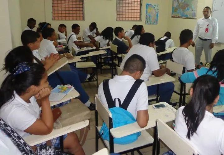 Actualmente hay un proyecto de ley ya aprobado en tercer debate que establece descuentos en los colegios y universidades particulares.