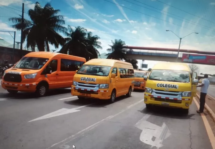 Los transportistas cerraron los cuatro paños de la vía Interamericana por espacio de una hora. Foto: Melquiades Vásquez