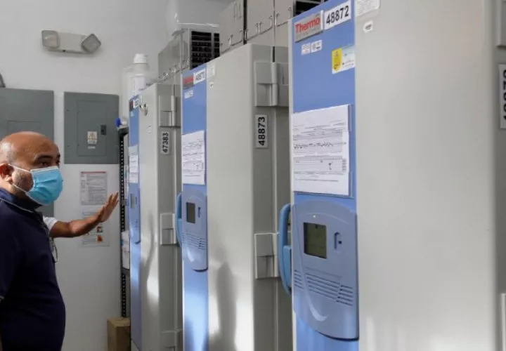 Congeladores donde son almacenadas las vacunas antes de ser distribuidas a nivel nacional.  Archivo