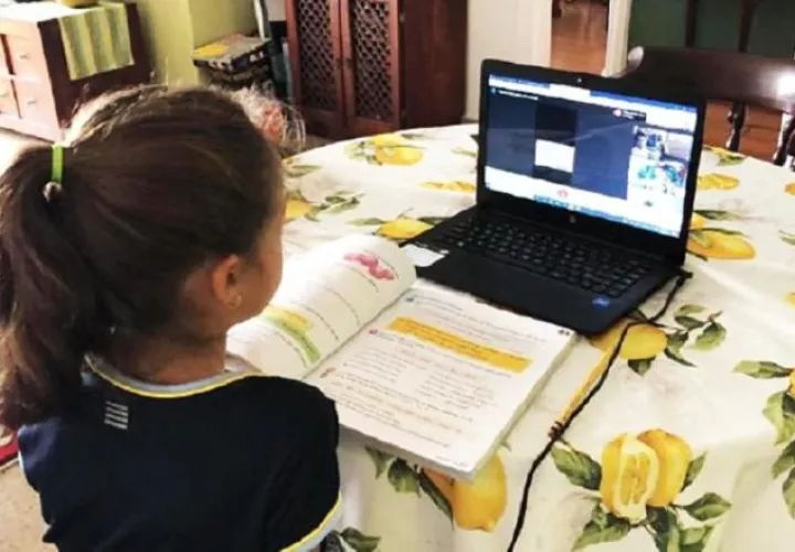 Algunas escuelas particulares querían cobrarle a los padres de familia hasta por el uso de las plataformas virtuales que usan sus hijos. Foto Ilustrativa