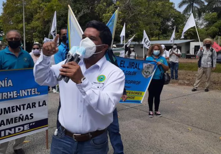 En la protesta de ayer, frente a la sede del Ministerio de Educación, los docentes recibieron el apoyo de otras organizaciones populares. Víctor Arosemena