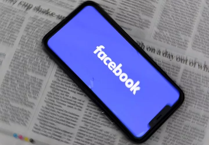 Facebook limitará el número de invitaciones disponibles a grupos que violen las normas comunitarias. Foto: EFE