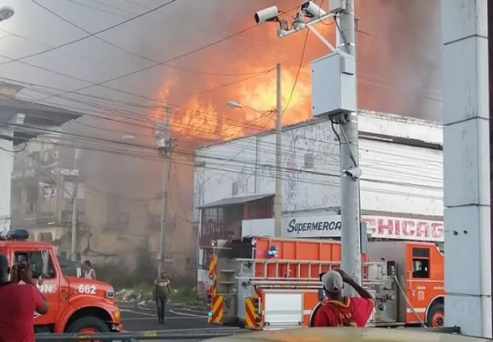 La labor de los bomberos buscó en todo momento que el fuego no se expandiera hacia otros inmuebles. Foto: Diómedes Sánchez 
