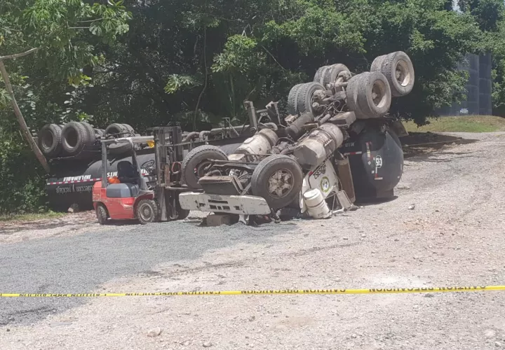 La mula que conducía quedó volteada en su totalidad. Foto: Diómedes Sánchez