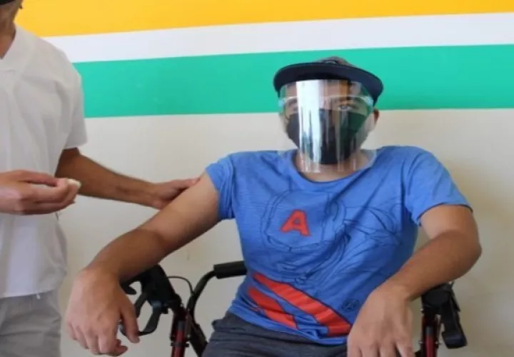 Marlon Agrazal de 17 años, paciente con capacidad especial certificado por el Senadis, recibió su primera dosis de la vacuna contra el covid-19 en Veraguas.