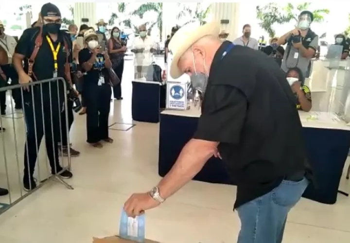 Ricardo Martinelli ejerce su voto en la sede del Tribunal Electoral. 