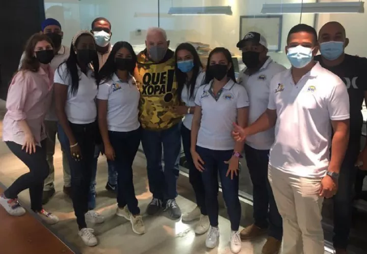 Ricardo Martinelli junto a miembros de la juventud del partido Realizando Metas.