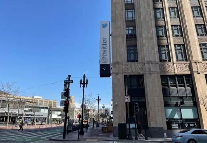 Fotografía de un aviso de Twitter el viernes 19 de marzo de 2021, en su edificio de San Francisco, California