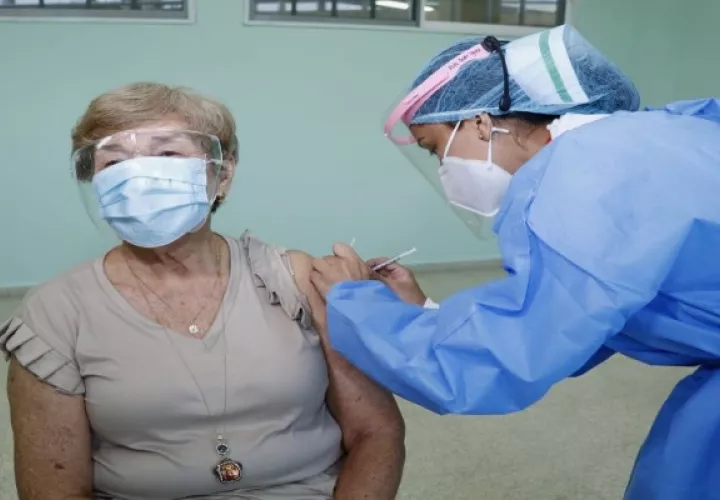 Ortega dijo que esto está basado en un estudio que se hizo entre un grupo de médicos que no tuvieron covid-19 y médicos que les dio covid-19 en Panamá.