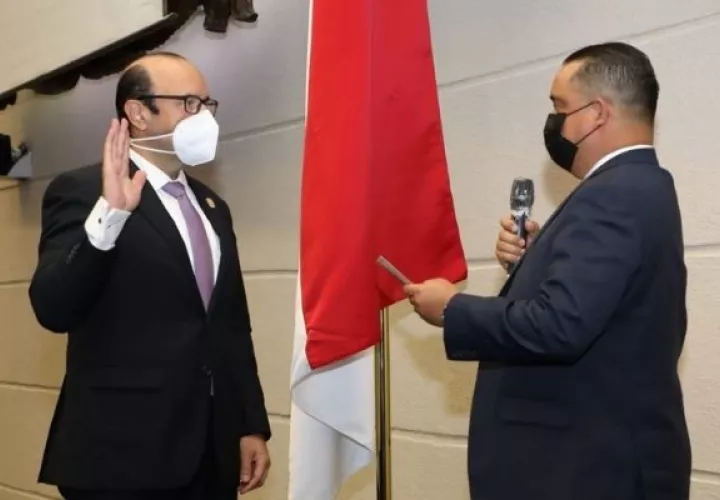 Juramentación de Eduardo Leblanc como Defensor del Pueblo. 