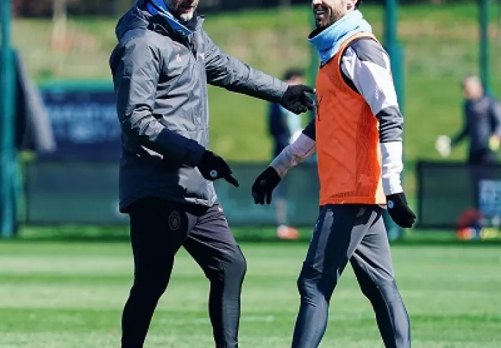 Guardiola (izquierda) dando indicaciones a Bernardo Silva (derecha) durante entrenamientos del Manchester City. Foto: Twitter