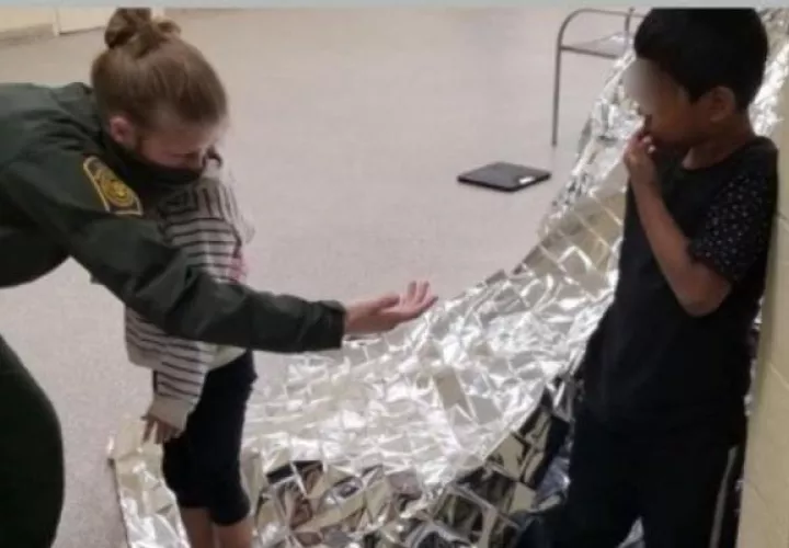 Agente consuela a un niño y una niña que fueron rescatados después de ser abandonados en la frontera entre Estados Unidos y México. EFE