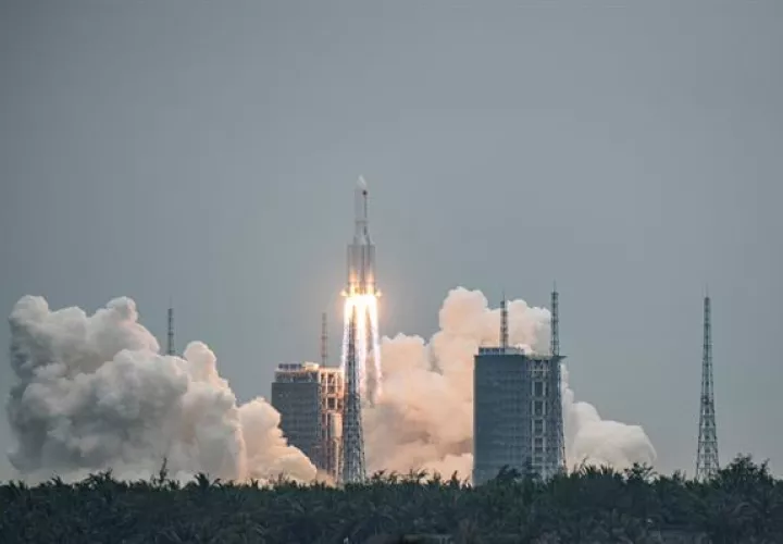 Lanzamiento del cohete Larga Marcha 5B Y2 desde la estación de lanzamiento espacial Wenchang, en China. EFE