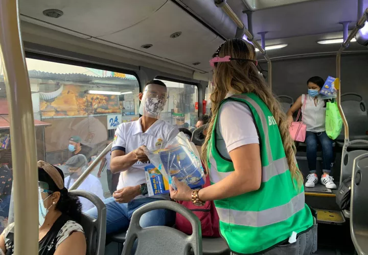 Además del uso obligatorio de mascarilla, se exigiré el uso de la careta en los buses y el Metro de Panamá. Archivo