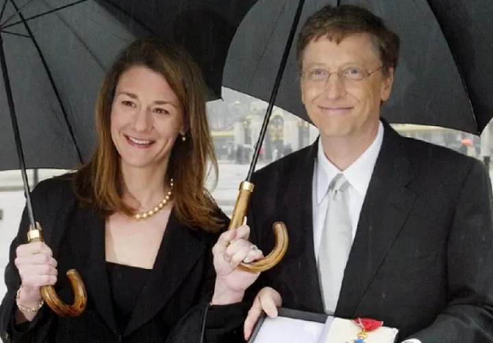 El presidente de Microsoft, Bill Gates, junto a su esposa Melinda, posan delante del Palacio de Buckingham de Londres. Foto: EFE