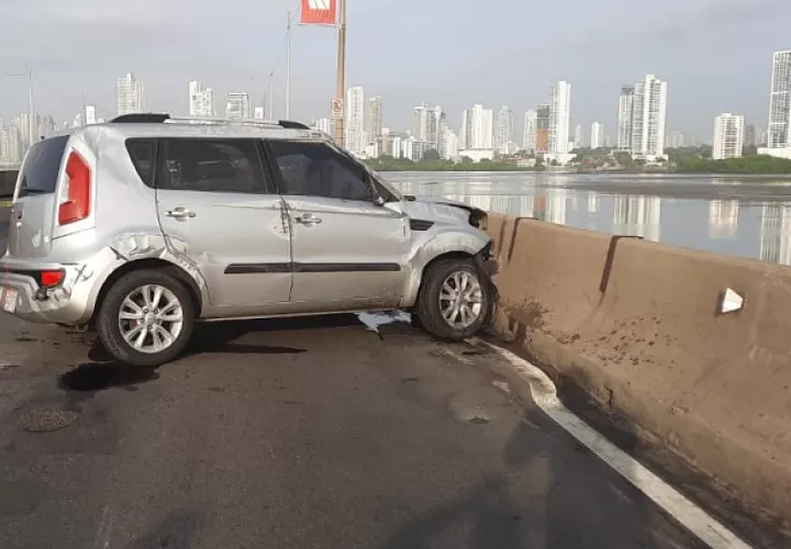La mujer colombiana estrelló el auto que conducía contra un jersey en el Corredor Sur, luego de ser atacada por los delincuentes. Foto: Cortesía Ministerio Público