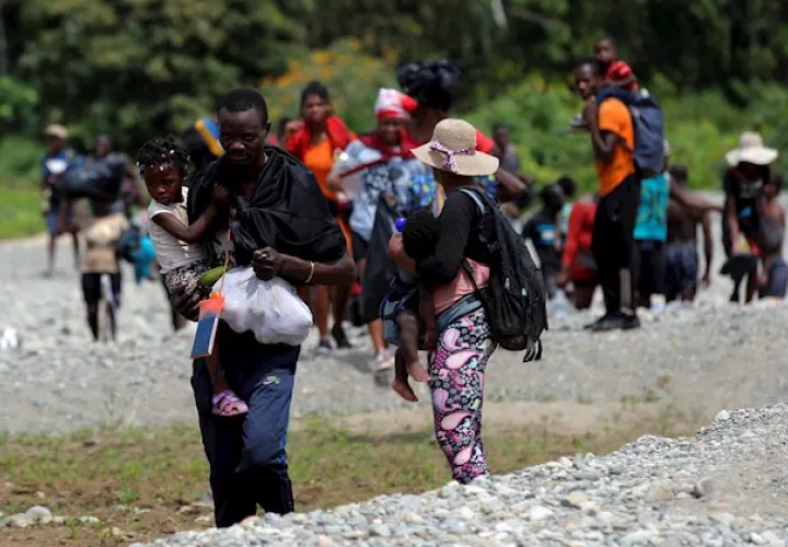 Migrantes llegan tras cruzar la selva el 10 de febrero de 2021, a la comunidad de Bajo Chiquito, provincia del Darién (Panamá). Foto: EFE